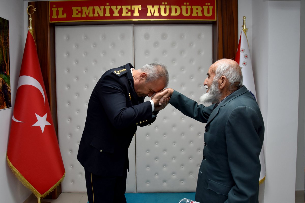 Emekli Polis Memuru, Polis Haftası’nda İl Emniyet Müdürü'nü Ziyaret Etti
