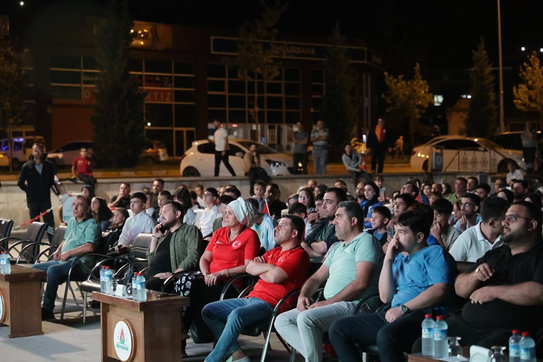 Nevşehir'de Milli Maç Coşkusu: Gürcistan Galibiyeti Kapadokya'da Kutlandı